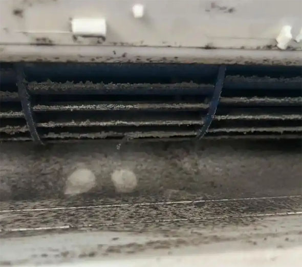 普安空调吹的风有股烧焦味是怎么回事